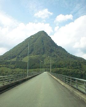 男神橋と男神山