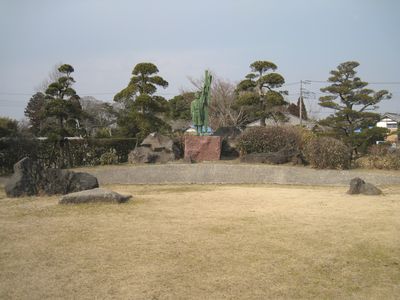 能忠敬記念公園　広場と銅像
