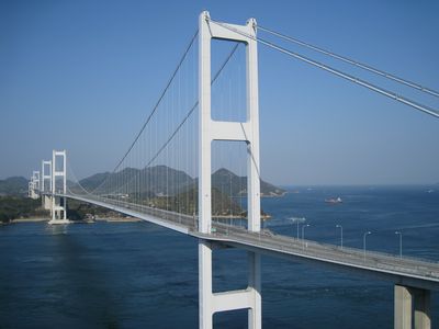 糸山公園展望台より望む来島海峡大橋