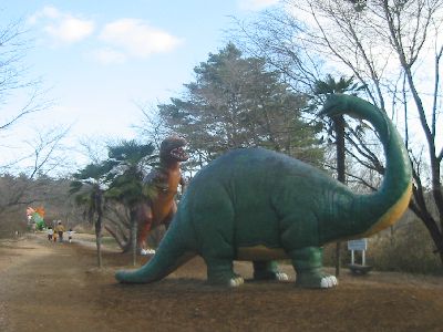 水戸市森林公園のブロントサウルスとアロサウルス　後方に小さくステゴサウルス