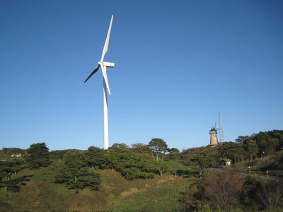 里見牧場の発電風車と展望台風車