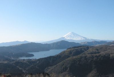 大観山の駐車場より望む芦ノ湖と富士山