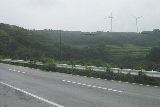 飯良町〜堤町の道　奥に風車