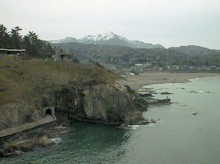 崖の上の展望所、小トンネル、鯨波海水浴場