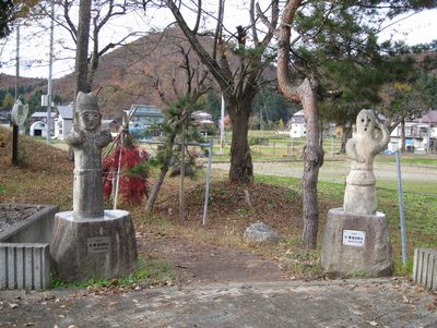大沢小学校跡地の埴輪風モニュメント