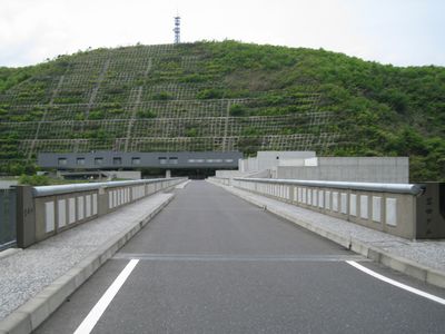 苫田ダム　ダムの上の道路と管理所