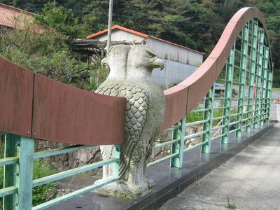 天神木橋/バード橋　鳥の石像　南側