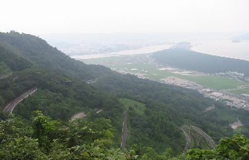 鏡山ひれふり展望台から、登ってきた道と松浦川河口を望む