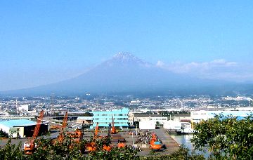 富士と港の見える公園より、富士と港を望む