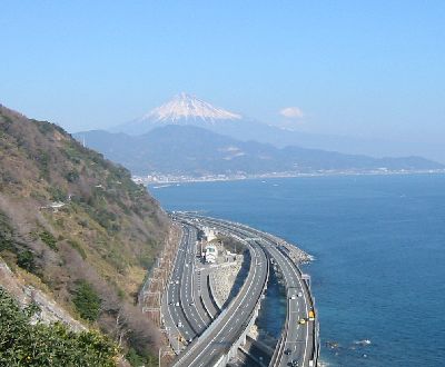 さった峠より東名高速と国道1号線と富士山