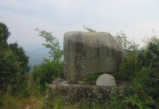陣ヶ丸展望台の石碑