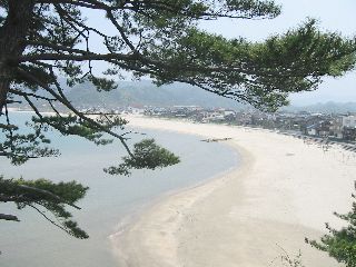 荒砂神社の岩から浦富海岸の砂浜を望む