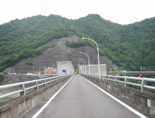 椿山ダムの上の道