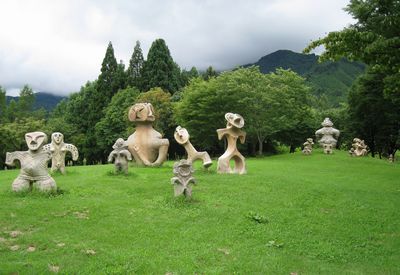 古代の丘　土偶群像