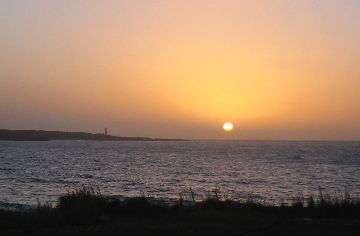 牧崎の手前から望む角島灯台の夕日
